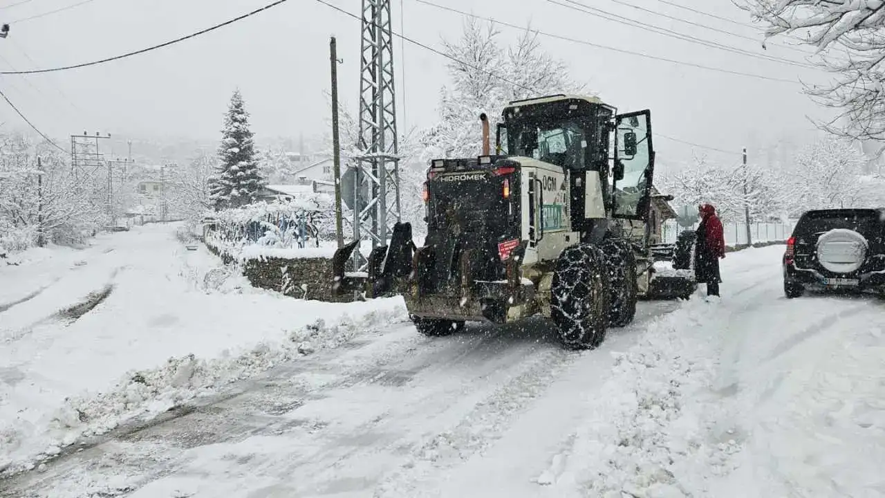 Adana’da Kar Seferberliği: Mahsur Kalanlar Çay İkramıyla Isındı! 3